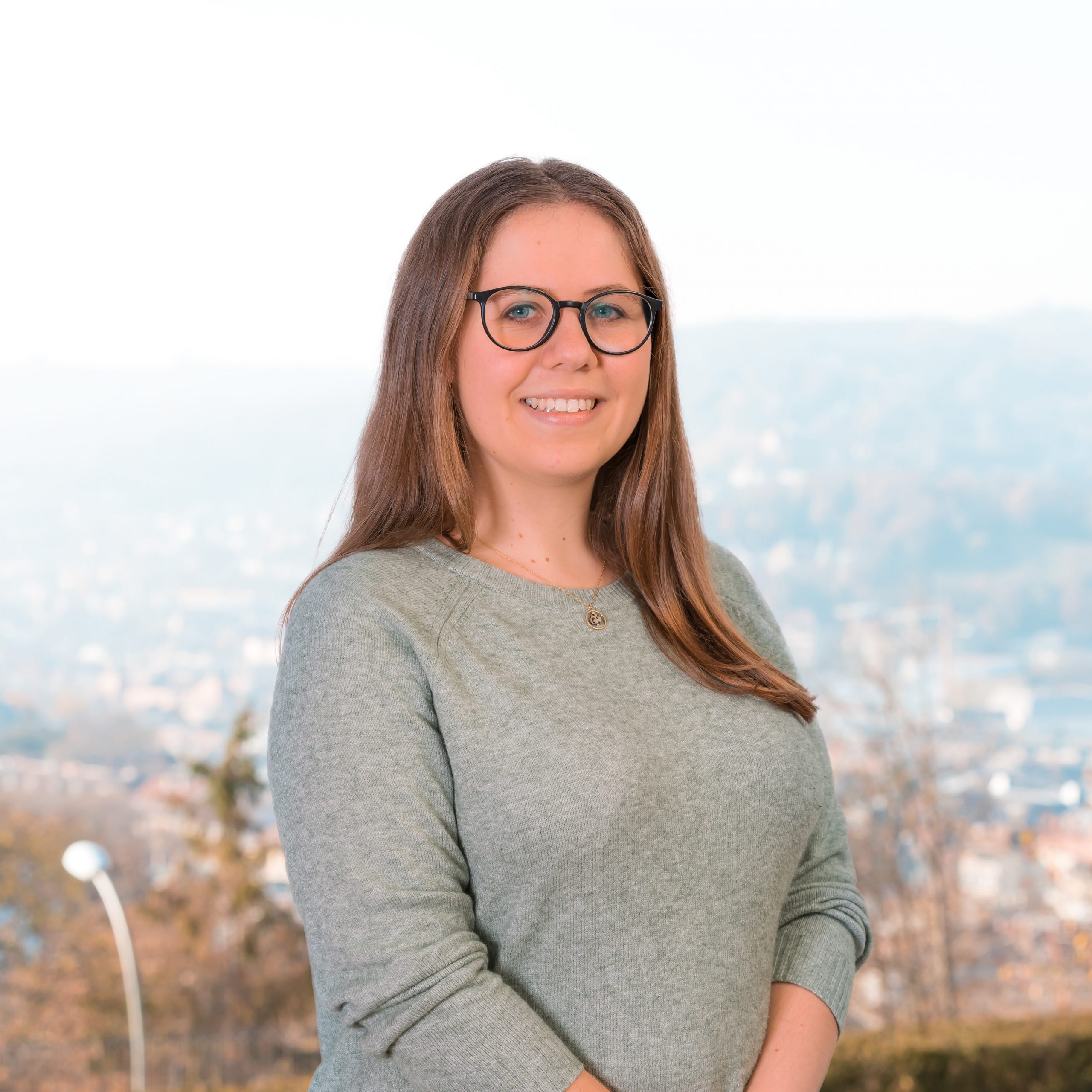 Zu sehen ist Annabel Stoffel, die Projektleitung des Förderprogramms "Quartiersimpulse" bei der Allianz für Beteiligung.