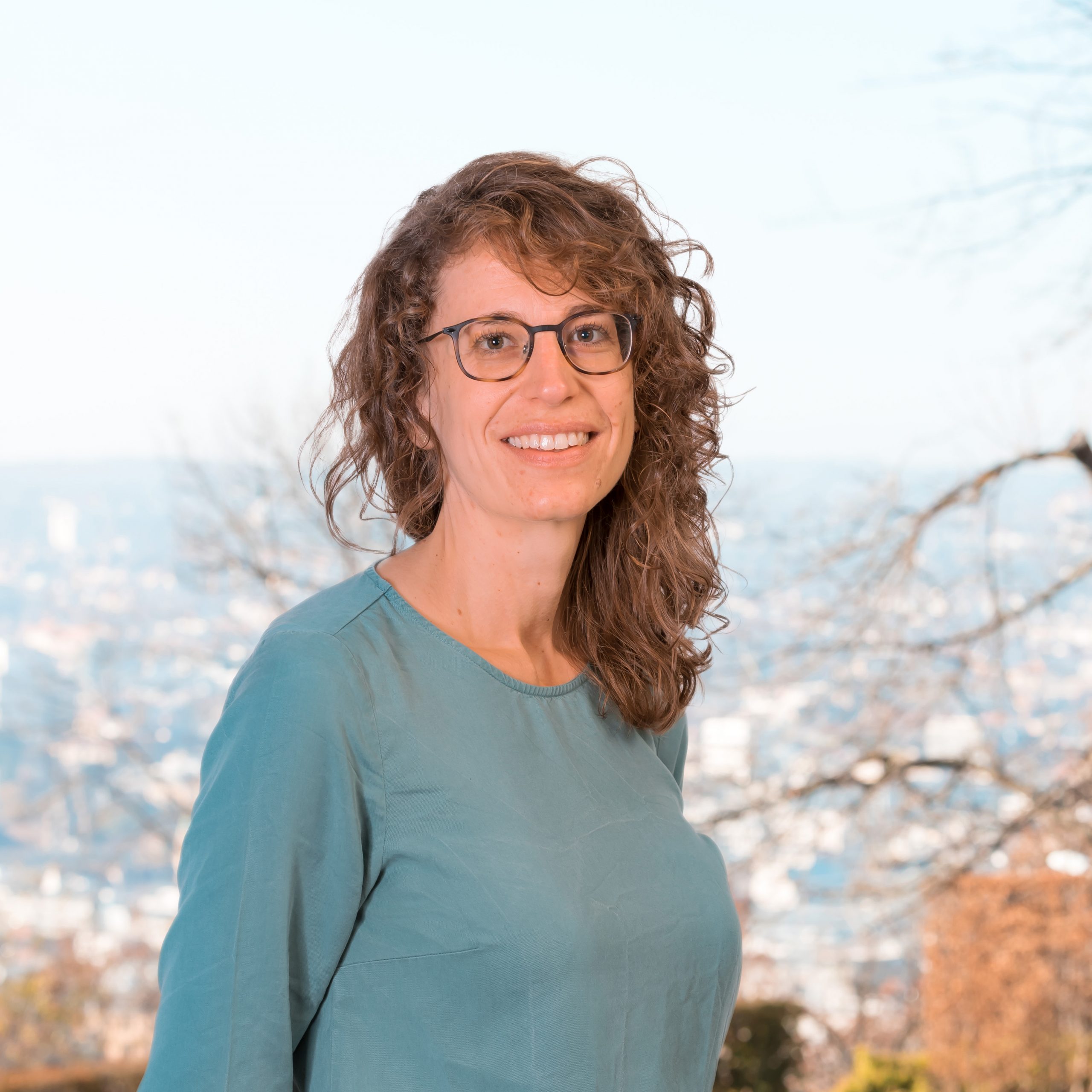 Zu sehen ist Linda Ammon, die Projektleiterin des Förderprogramms "Dialog zu Klimaschutz und Klimagerechtigkeit" bei der Allianz für Beteiligung.