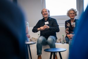 Einblicke in das Netzwerktreffen der Allianz für Beteiligung in Tamm: Auf diesem Bild sieht man Teilnehmende, die im Rahmen einer Session miteinander diskutieren.