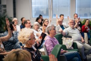 Einblicke in das Netzwerktreffen der Allianz für Beteiligung in Tamm: Auf diesem Bild sieht man die Teilnehmenden des Abends, die über die Sessions abstimmen.