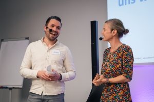 Einblicke in das Netzwerktreffen der Allianz für Beteiligung in Tamm: Auf diesem Bild sieht man das Moderationsteams des Abends: Anni Schlumberger und Hannes Schuster.