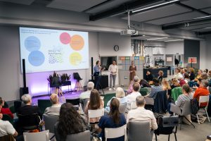 Einblicke in das Netzwerktreffen der Allianz für Beteiligung in Tamm: Auf diesem Bild sieht man die Teilnehmenden des Abends, die der Vorstellung des Moderationsteams sowie des Allianz-Vorstands zuhören.