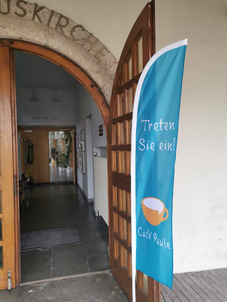 Zu sehen ist die Eingangstür zum Café Paule