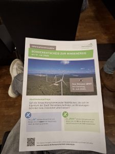 Auf dem Bild ist eine Infobroschüre zum Herrenberger Bürgerentscheid am 13. Juli abgebildet.