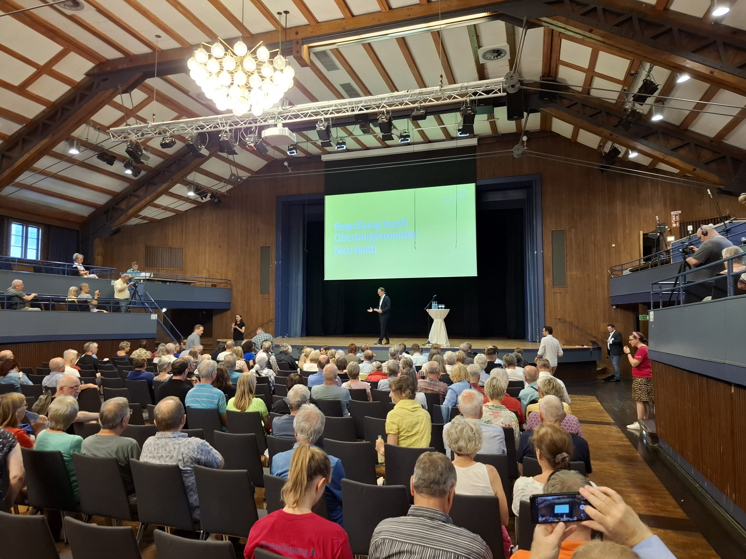 Auf dem Bild sieht man ein Foto von der Infoveranstaltung der Stadt Herrenberg im Vorfeld des Bürgerentscheids am 13. Juli.